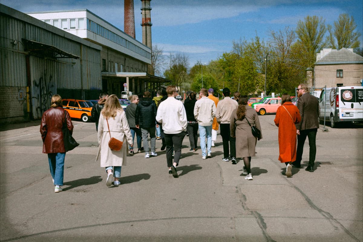 Kumpaner på promenad under en resa